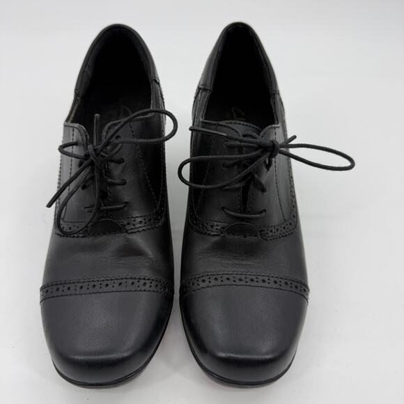 CLARKS Lace Up Ankle Boot Size 8 Womens Black Block Heel Witchy Brogue Retro - Picture 2 of 8